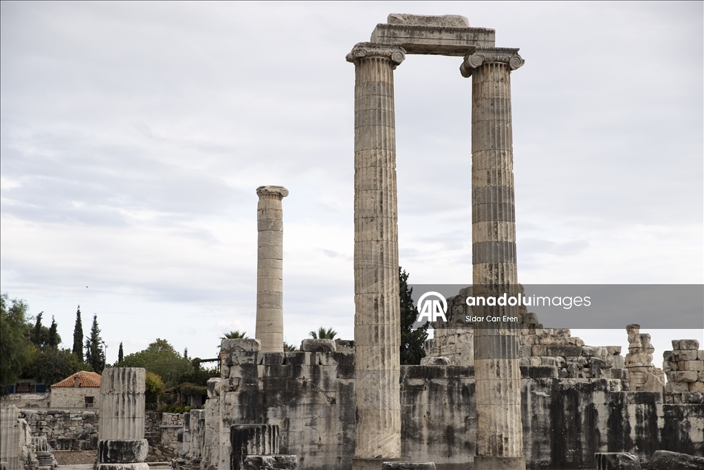 Ancient Temple of Apollo in Didim attracts visitors with majestic architecture