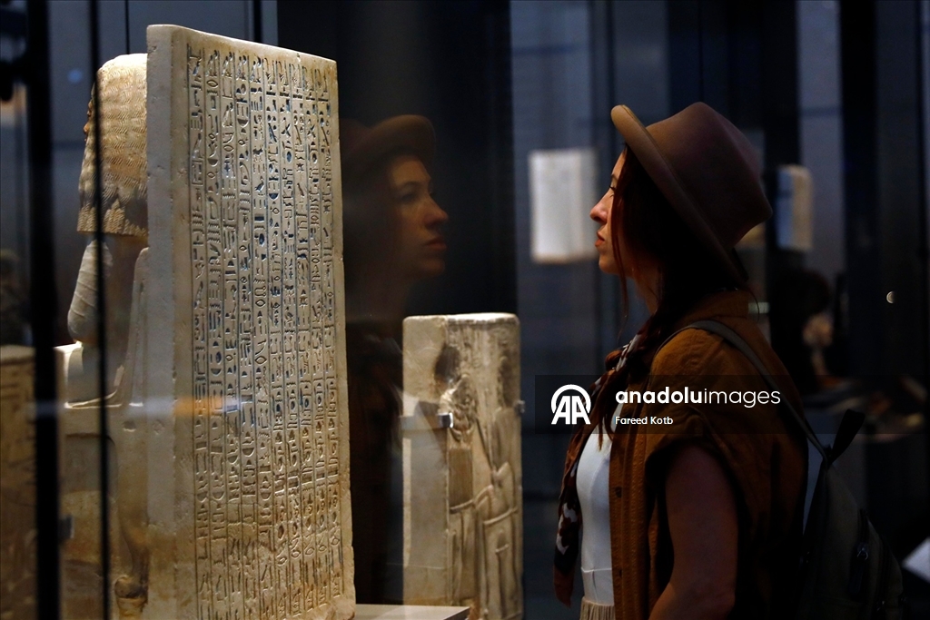 Giza'daki Büyük Mısır Müzesi, her yıl binlerce turist tarafından ziyaret ediliyor