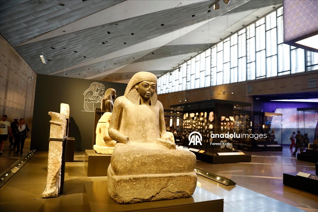 Giza'daki Büyük Mısır Müzesi, her yıl binlerce turist tarafından ziyaret ediliyor