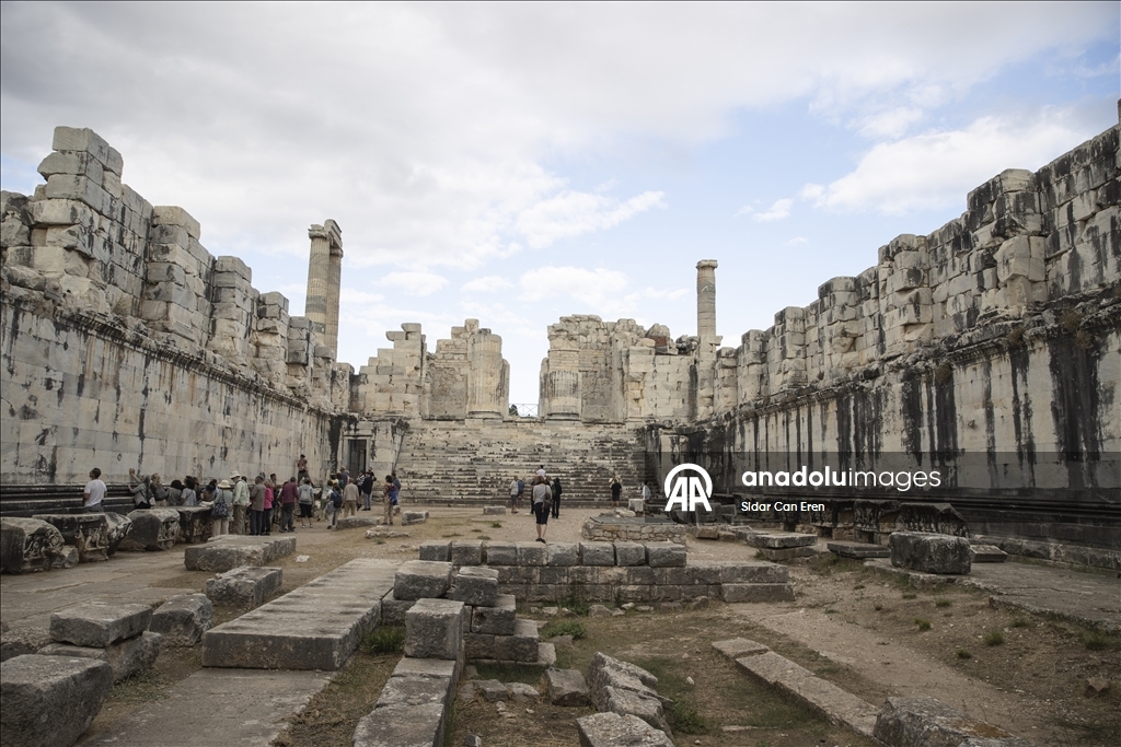 Apollon Tapınağı, görkemli mimarisi ve mitolojik hikayesiyle turistlerin rotasında bulunuyor