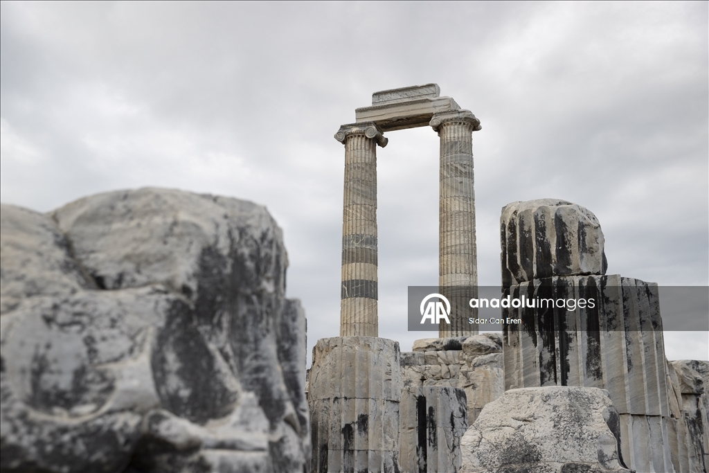 Apollon Tapınağı, görkemli mimarisi ve mitolojik hikayesiyle turistlerin rotasında bulunuyor