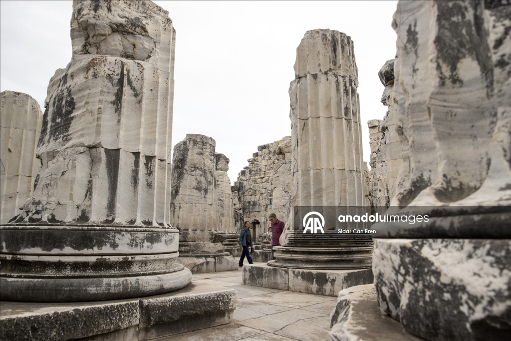 Apollon Tapınağı, görkemli mimarisi ve mitolojik hikayesiyle turistlerin rotasında bulunuyor