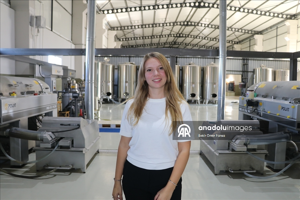 Kadın çiftçi yetiştirdiği zeytine devlet desteğiyle kurduğu tesisle katma değer kazandırıyor