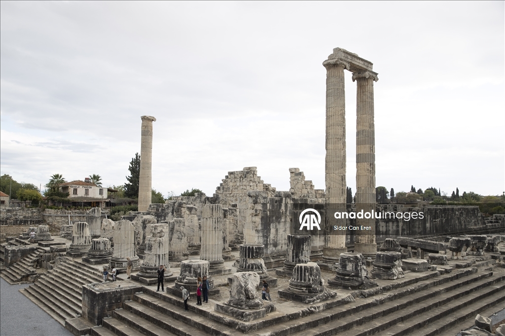 Apollon Tapınağı, görkemli mimarisi ve mitolojik hikayesiyle turistlerin rotasında bulunuyor