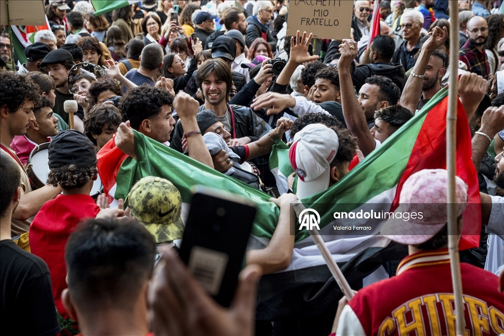 İtalya-İsrail maçı öncesi binlerce kişi İsrail'i protesto etti 9