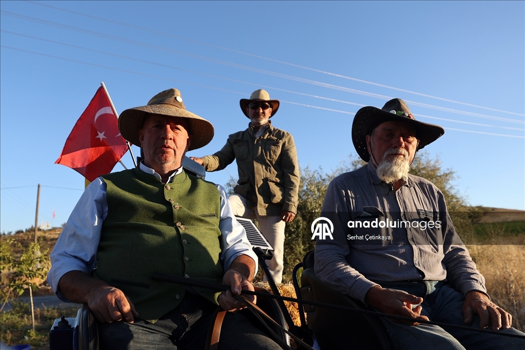 Almanya'dan Kudüs'e faytonla giden aktivistler Gazze'deki ateşkesten mutlu