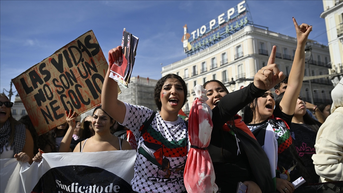 İspanya'da dersleri boykot eden binlerce öğrenci, meydanlara inerek İsrail'i protesto etti