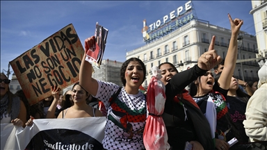 İspanya'da dersleri boykot eden binlerce öğrenci, meydanlara inerek İsrail'i protesto etti