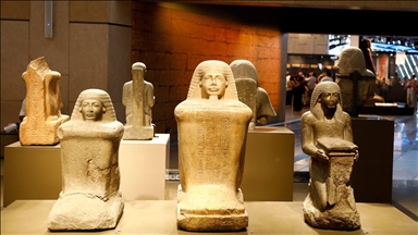 Giza'daki Büyük Mısır Müzesi, her yıl binlerce turist tarafından ziyaret ediliyor