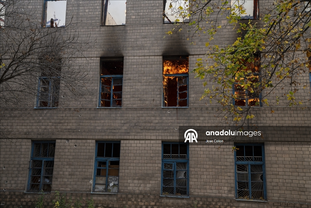 Ukrayna'nın Druzhkivka kentinde kamu binaları saldırılar sonrası ağır hasar aldı