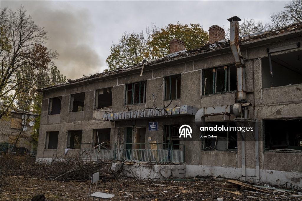 Ukrayna'nın Druzhkivka kentinde kamu binaları saldırılar sonrası ağır hasar aldı