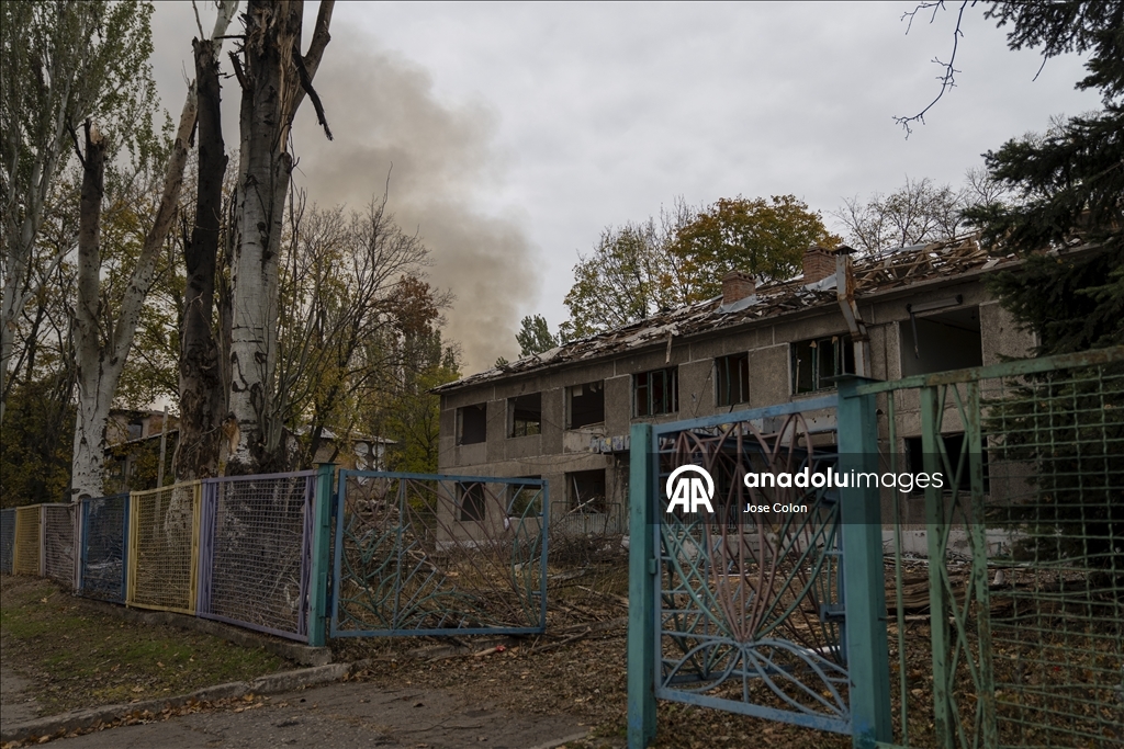 Ukrayna'nın Druzhkivka kentinde kamu binaları saldırılar sonrası ağır hasar aldı
