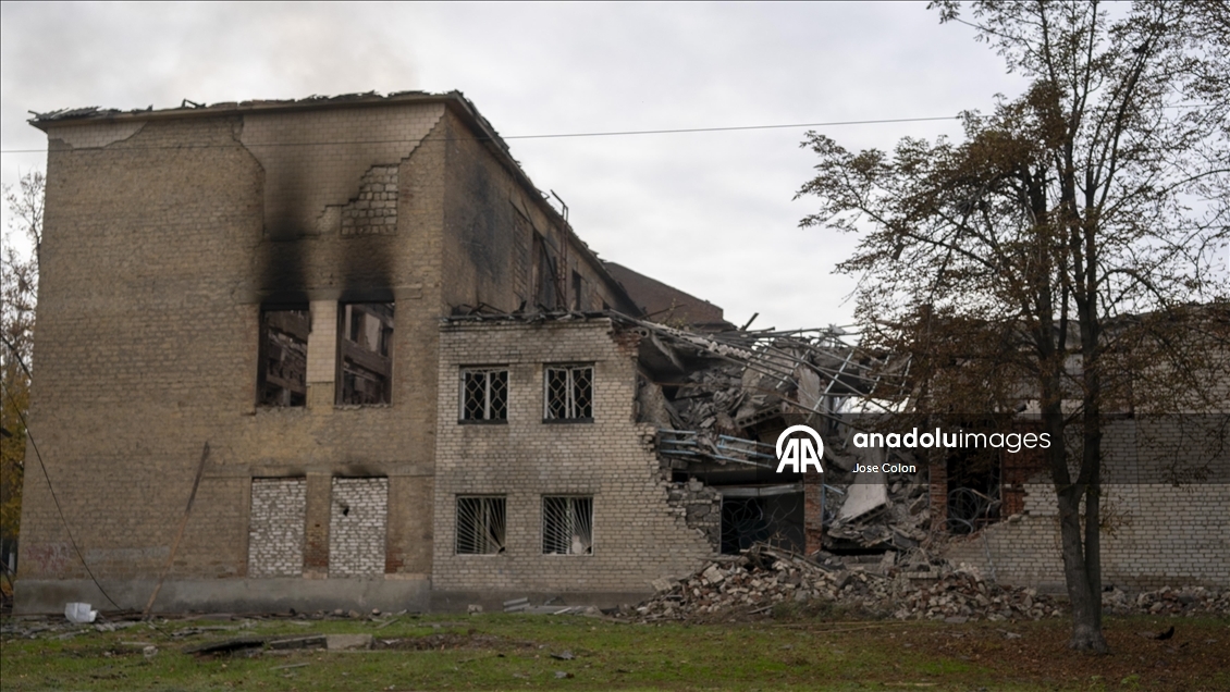 Ukrayna'nın Druzhkivka kentinde kamu binaları saldırılar sonrası ağır hasar aldı