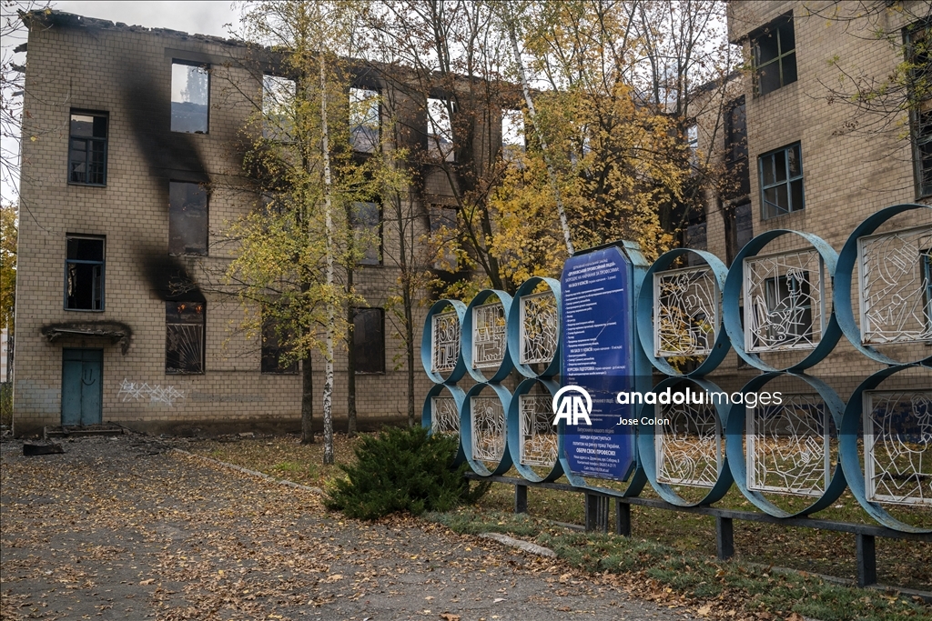 Ukrayna'nın Druzhkivka kentinde kamu binaları saldırılar sonrası ağır hasar aldı