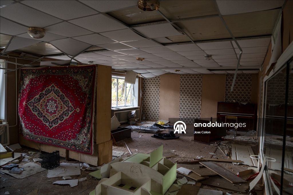 Ukrayna'nın Druzhkivka kentinde kamu binaları saldırılar sonrası ağır hasar aldı