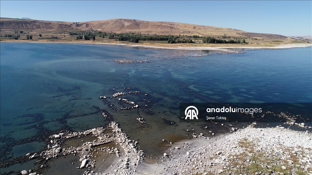 Hot weather and drought accelerate water loss in Lake Van