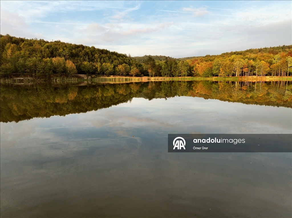 Düzce'deki Korugöl Tabiat Parkı ziyaretçilerini sonbahar manzarasıyla ağırlıyor