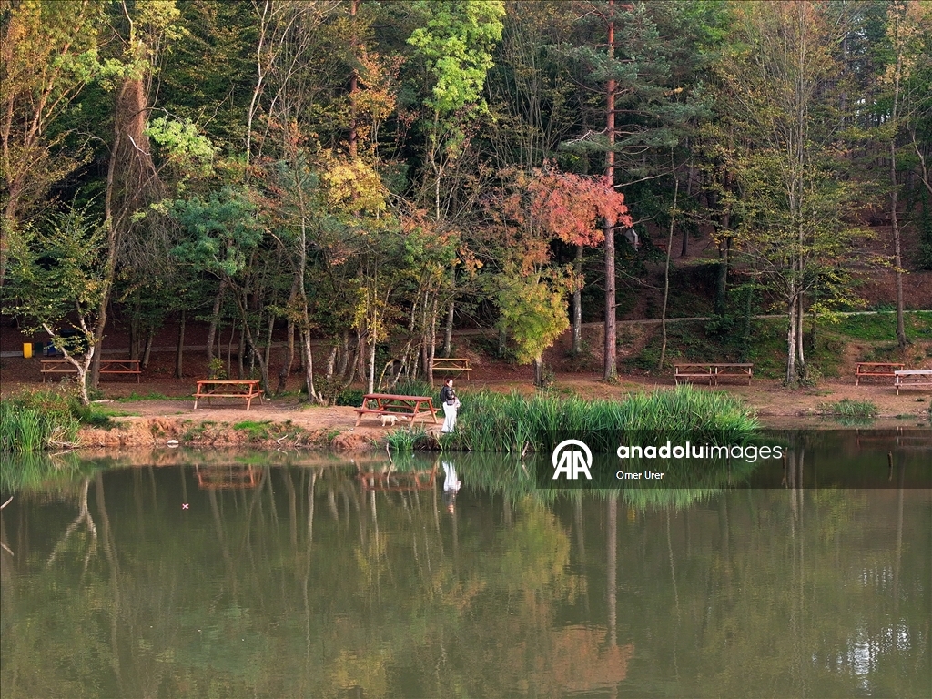 Düzce'deki Korugöl Tabiat Parkı ziyaretçilerini sonbahar manzarasıyla ağırlıyor