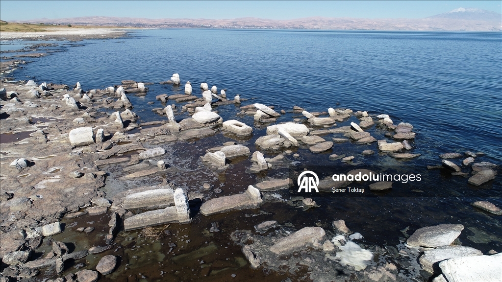 Hot weather and drought accelerate water loss in Lake Van