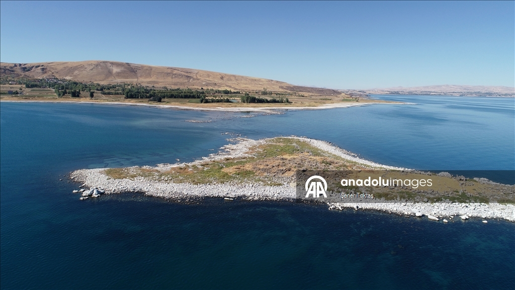 Hot weather and drought accelerate water loss in Lake Van