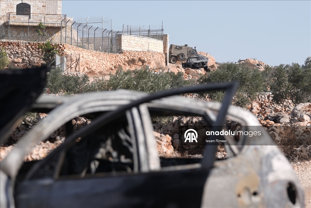 الضفة.. مستوطنون إسرائيليون يحرقون مركبات فلسطينية في ترمسعيا