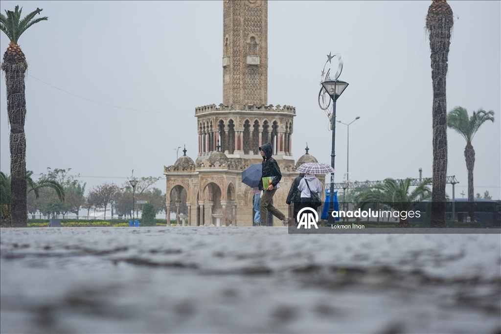İzmir'de sağanak
