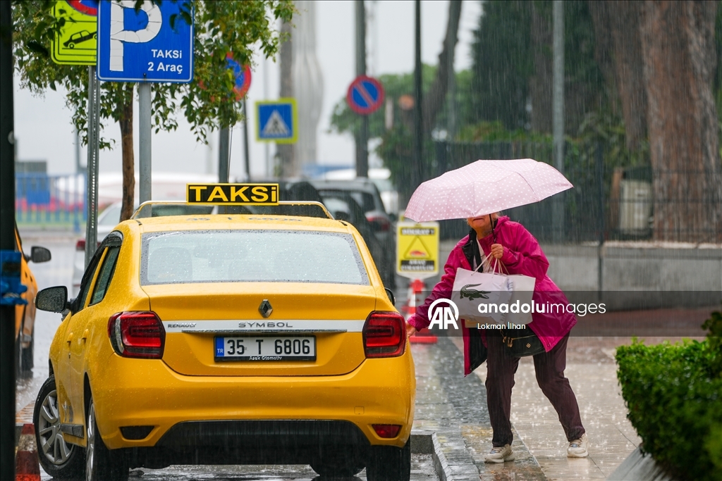 İzmir'de sağanak