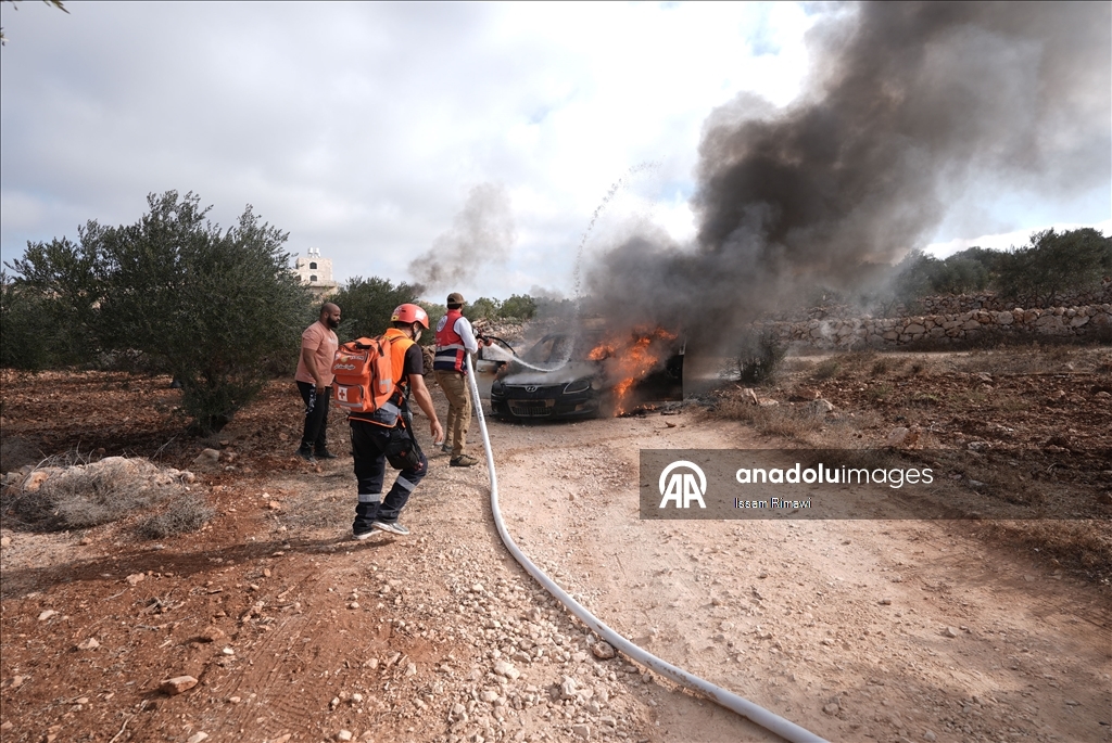 الضفة.. مستوطنون إسرائيليون يحرقون مركبات فلسطينية في ترمسعيا
