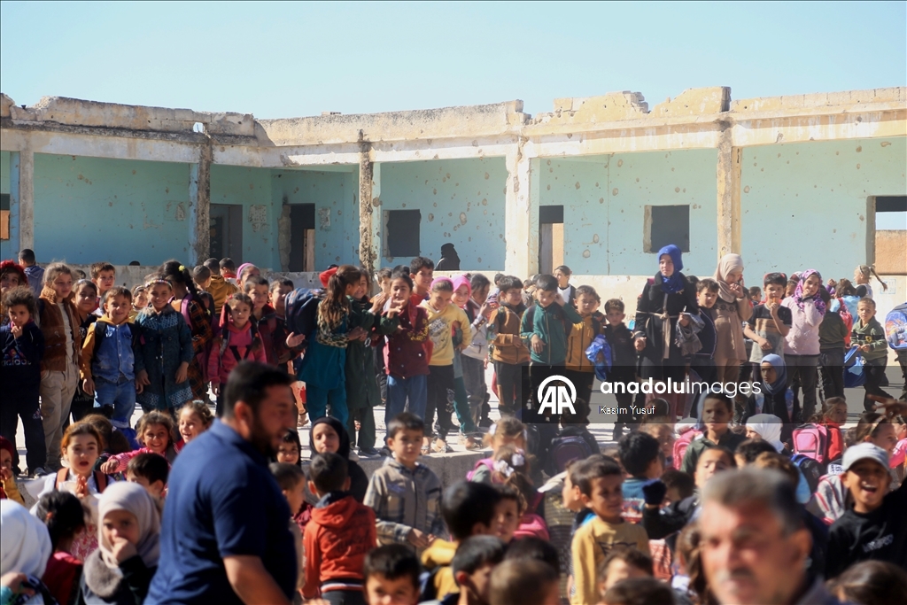 تركة الأسد.. تلاميذ بإدلب يرتادون مدارس بلا أبواب أو نوافذ