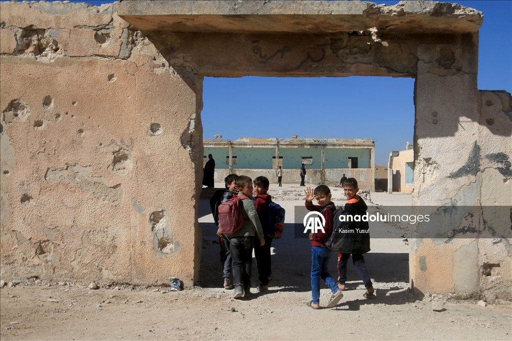 تركة الأسد.. تلاميذ بإدلب يرتادون مدارس بلا أبواب أو نوافذ