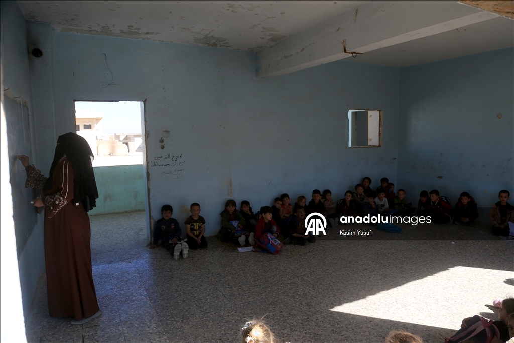 تركة الأسد.. تلاميذ بإدلب يرتادون مدارس بلا أبواب أو نوافذ