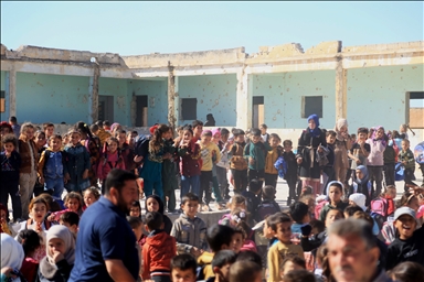 تركة الأسد.. تلاميذ بإدلب يرتادون مدارس بلا أبواب أو نوافذ