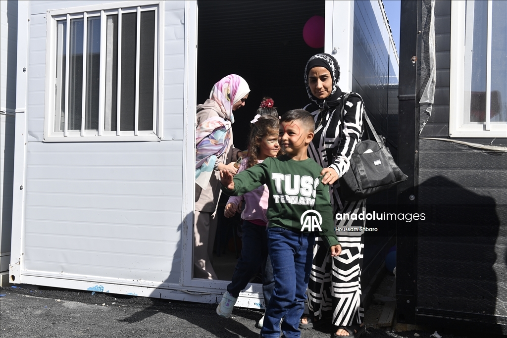 İsrail'in düzenlediği saldırılarda okulları yıkılan Lübnanlı öğrenciler, konteyner sınıflarda eğitimlerini sürdürüyor