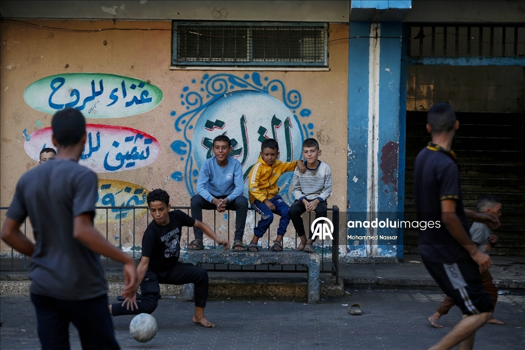 Deyr Belah'taki UNRWA okullarına sığınan Filistinliler