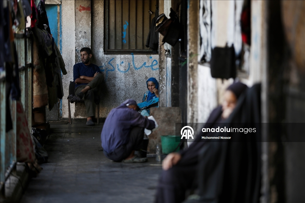 Deyr Belah'taki UNRWA okullarına sığınan Filistinliler