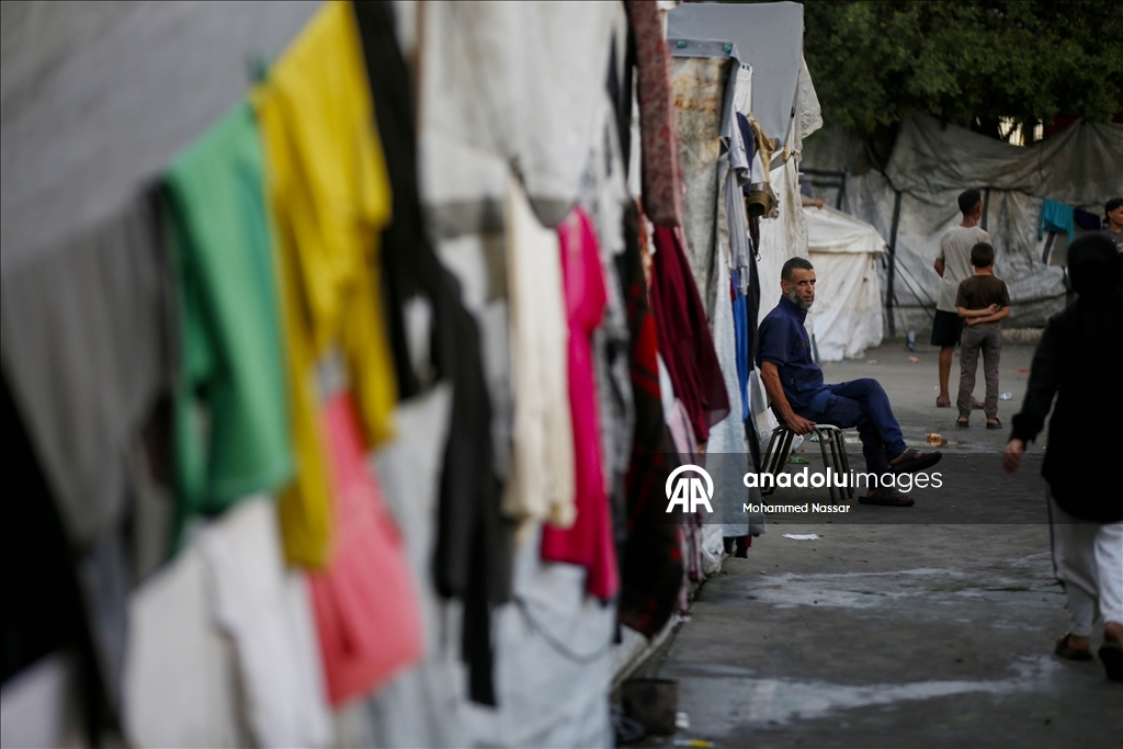 Deyr Belah'taki UNRWA okullarına sığınan Filistinliler