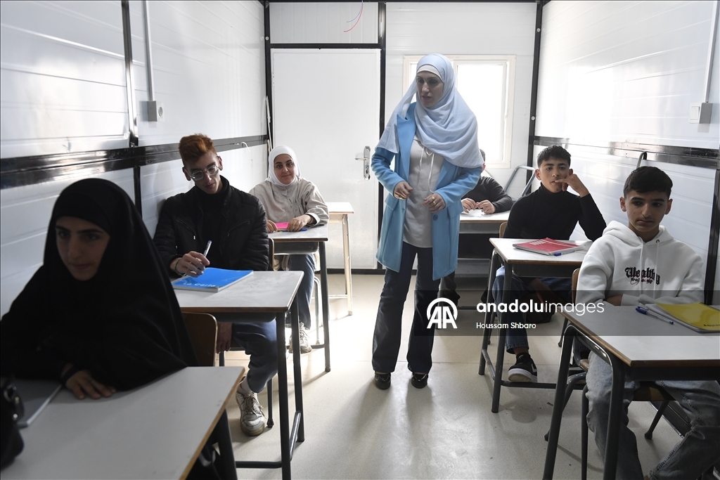 İsrail'in düzenlediği saldırılarda okulları yıkılan Lübnanlı öğrenciler, konteyner sınıflarda eğitimlerini sürdürüyor