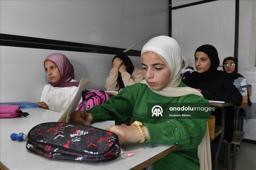 İsrail'in düzenlediği saldırılarda okulları yıkılan Lübnanlı öğrenciler, konteyner sınıflarda eğitimlerini sürdürüyor