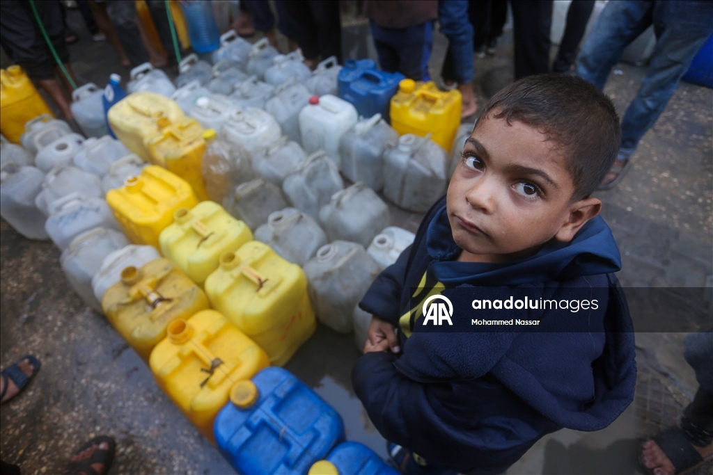 Deyr Belah'taki UNRWA okullarına sığınan Filistinliler