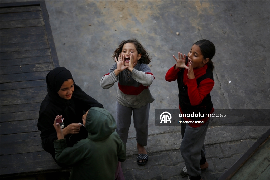 Deyr Belah'taki UNRWA okullarına sığınan Filistinliler