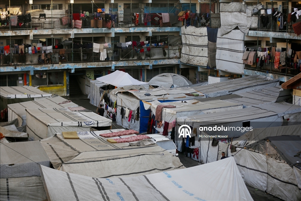 Deyr Belah'taki UNRWA okullarına sığınan Filistinliler