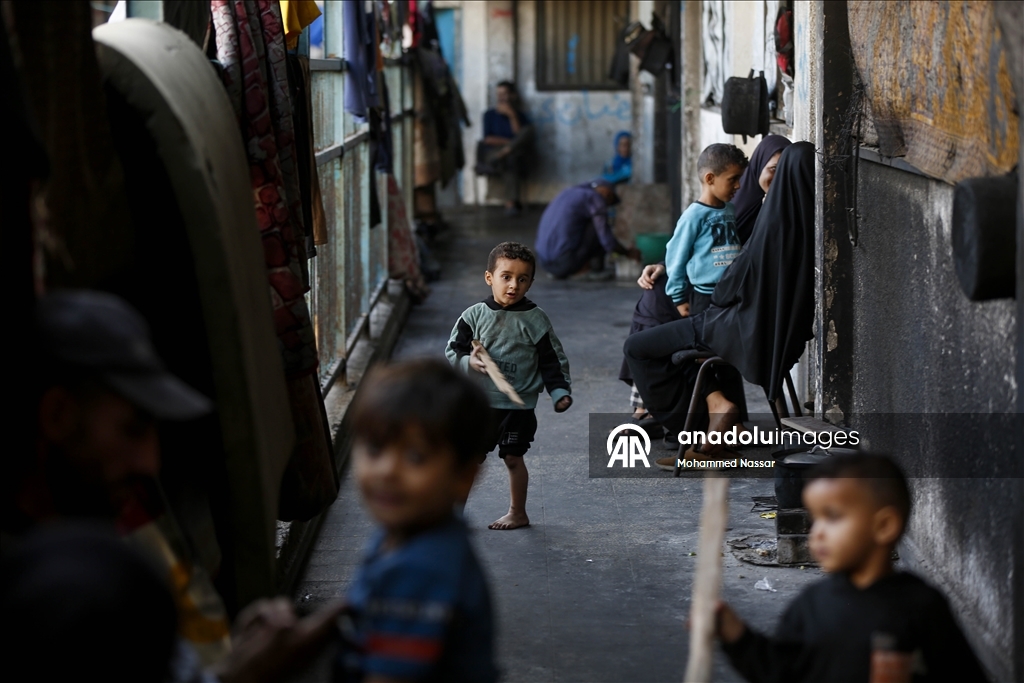 Deyr Belah'taki UNRWA okullarına sığınan Filistinliler