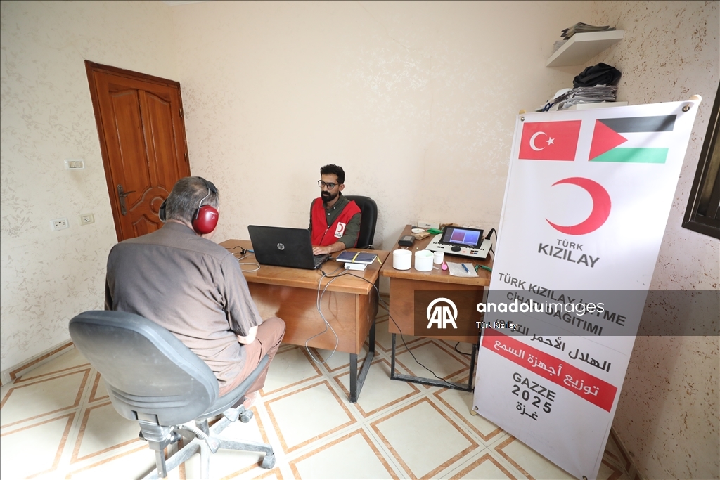 الهلال الأحمر التركي يوزع أجهزة سمعية لمتضررين في غزة