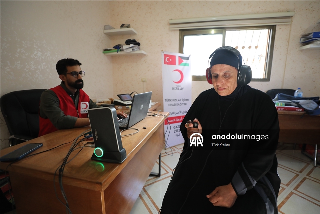 الهلال الأحمر التركي يوزع أجهزة سمعية لمتضررين في غزة