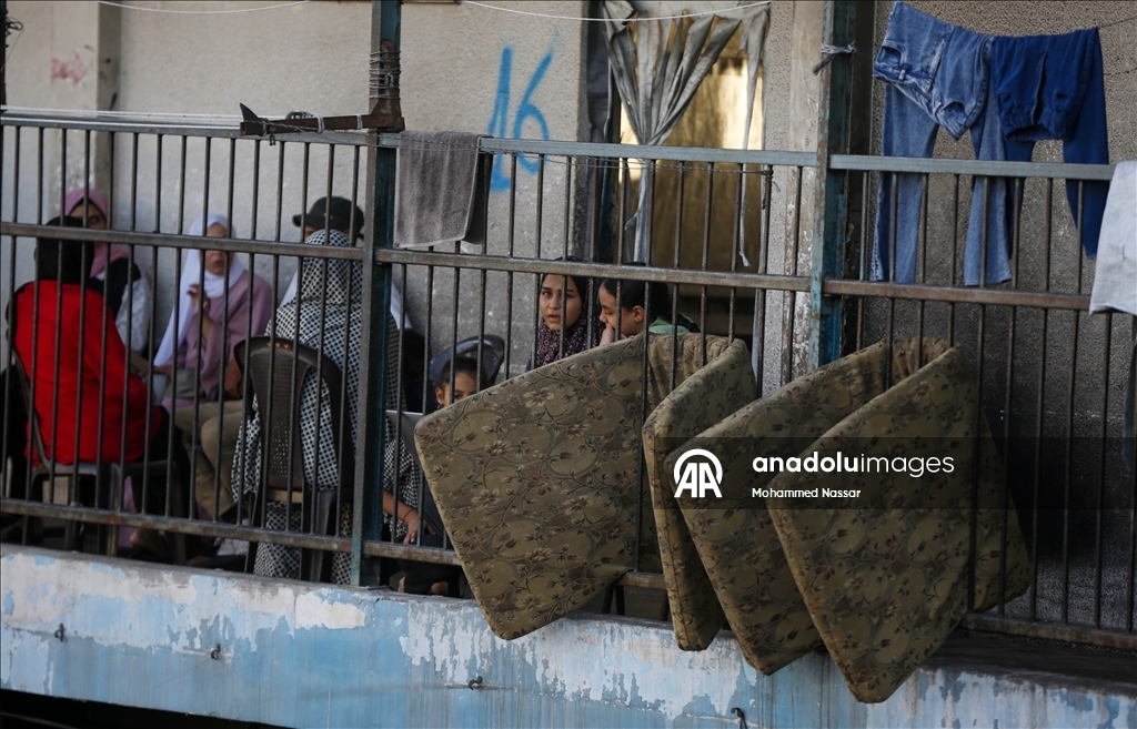 Deyr Belah'taki UNRWA okullarına sığınan Filistinliler