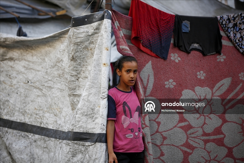 Deyr Belah'taki UNRWA okullarına sığınan Filistinliler