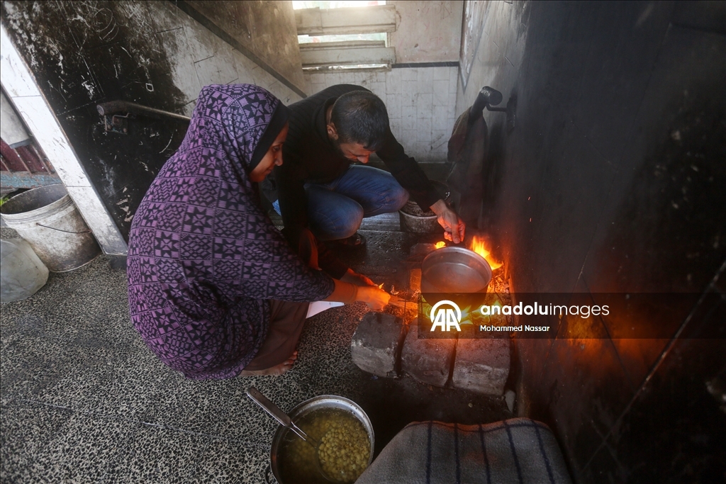 Deyr Belah'taki UNRWA okullarına sığınan Filistinliler