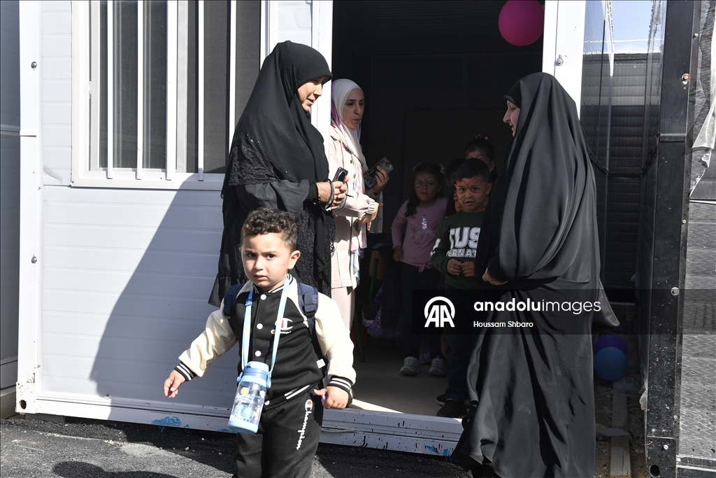 İsrail'in düzenlediği saldırılarda okulları yıkılan Lübnanlı öğrenciler, konteyner sınıflarda eğitimlerini sürdürüyor