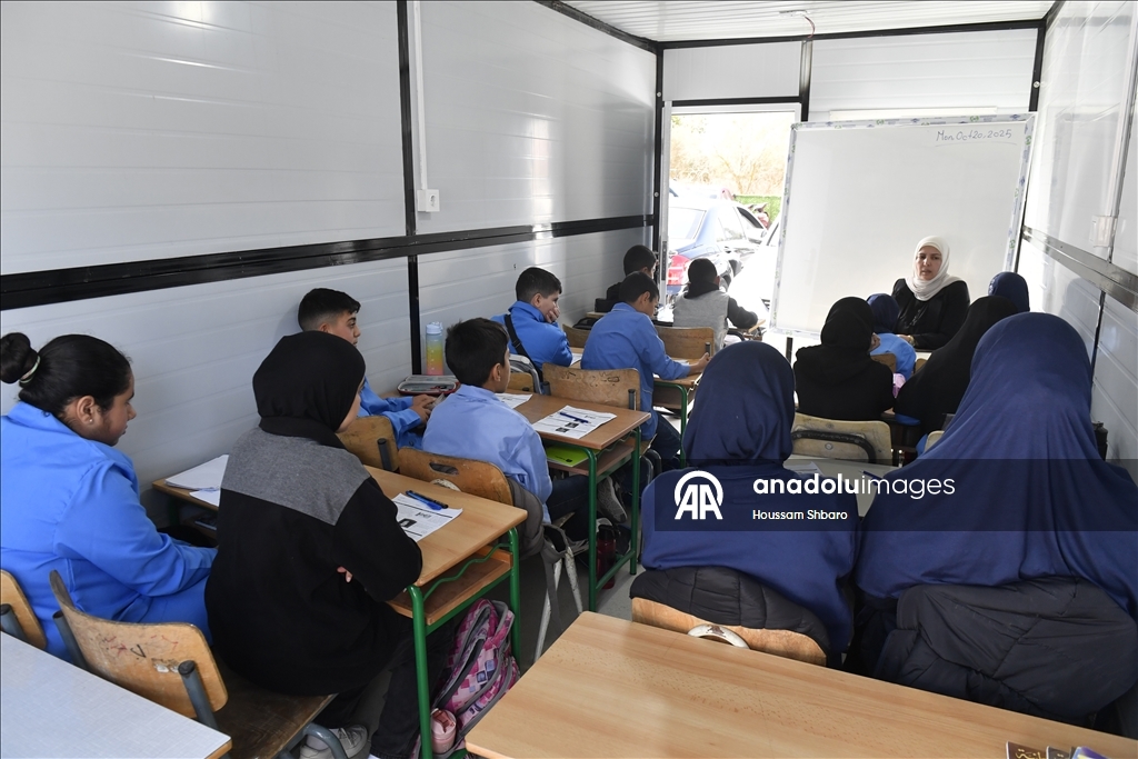 İsrail'in düzenlediği saldırılarda okulları yıkılan Lübnanlı öğrenciler, konteyner sınıflarda eğitimlerini sürdürüyor