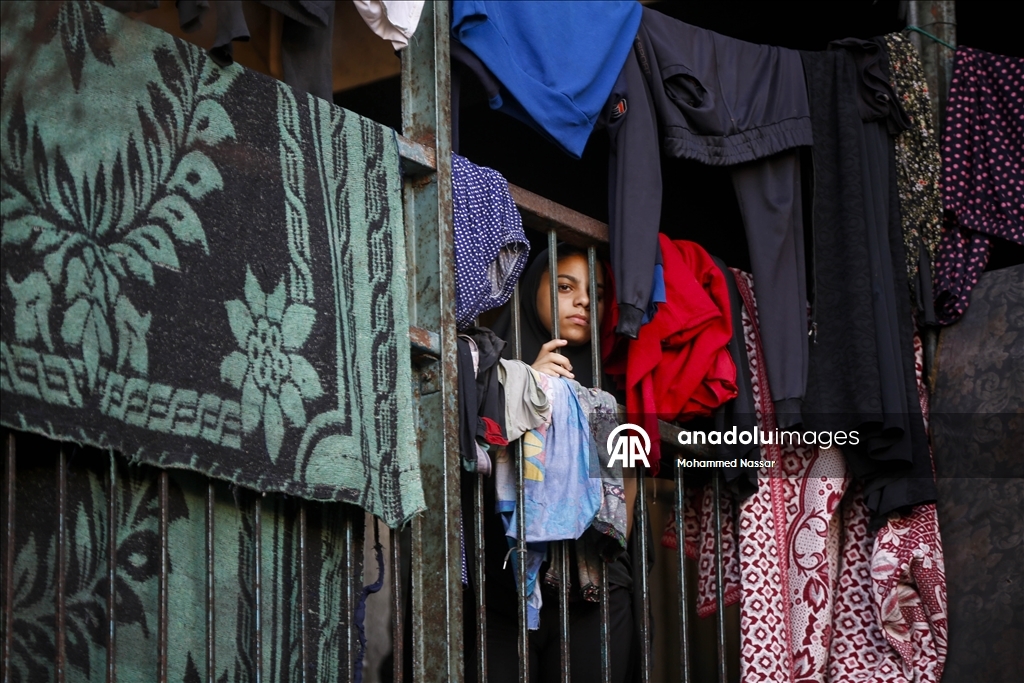 Deyr Belah'taki UNRWA okullarına sığınan Filistinliler